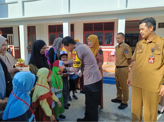
 Aipda Andi Rusman Hadir Kawal Penyaluran Seragam Sekolah Gratis, Wujud Komitmen Polri Dukung Pendidikan
