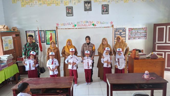 
 Bhabinkamtibmas Kelurahan Tokaseng Hadiri Penyaluran Seragam Sekolah Untuk Pelajar Sekolah Dasar