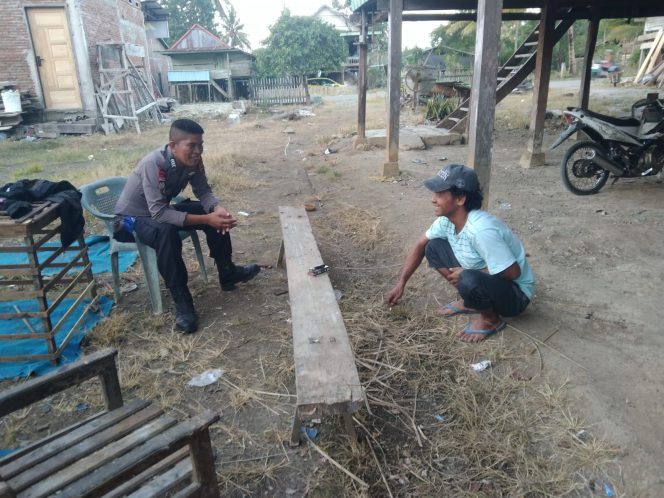 
 Bhabinkamtibmas ini Tingkatkan Pelayanan Dengan Rutin Temui Warga di Desa Binaannya