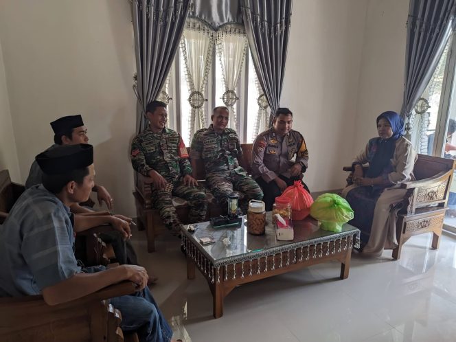 
 Brigpol Maman Suryaman Hadir di Desa Binaan Melalui Sambang dan Dialog Rutin Bersama Babinsa