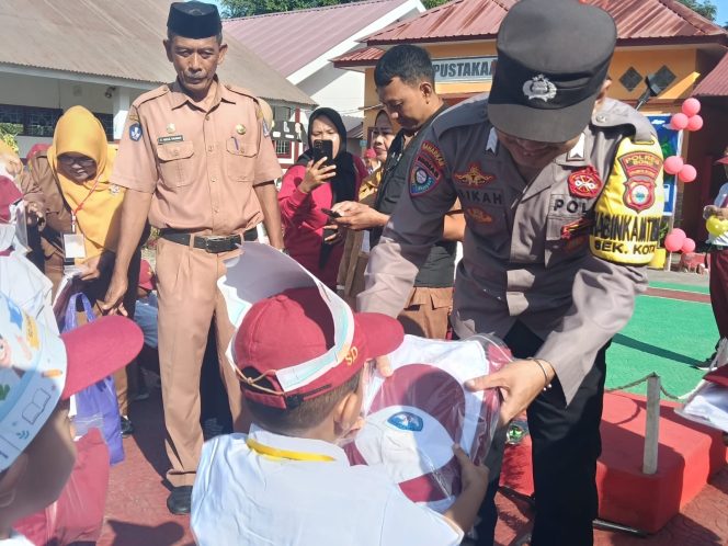 
 Hadir untuk Generasi Penerus, Aipda Alikah N.P Pastikan Penyaluran Seragam Gratis Berjalan Lancar