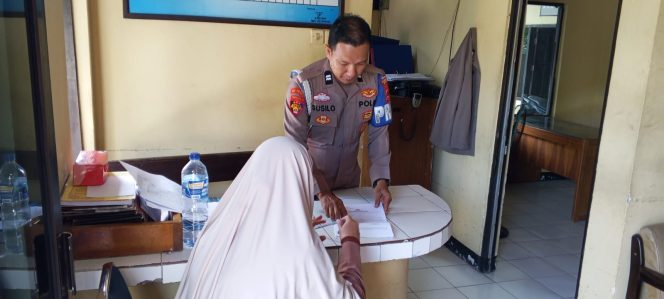 
 Aiptu Herman Berikan Pelayanan Maksimal Kepada Warga Melalui yang Datang Mengadu di Polsek Tellu Siattinge
