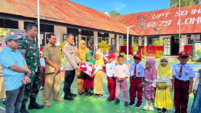 
 Bhabinkamtibmas Perkuat Sinergi dengan Pemerintah Kelurahan dalam Penyaluran Seragam Sekolah Gratis Berama