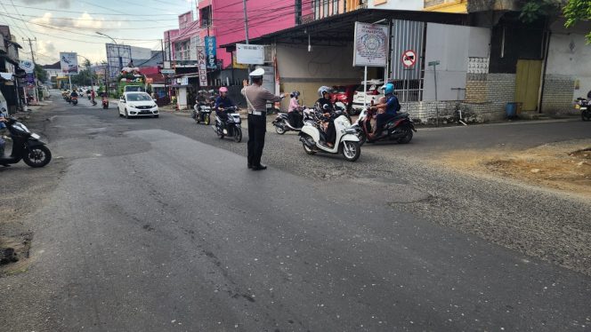 
 Jaga Kelancaran Arus Lalu Lintas, Unit Lantas Polsek Tanete Riattang Hadir Berikan Rasa Aman