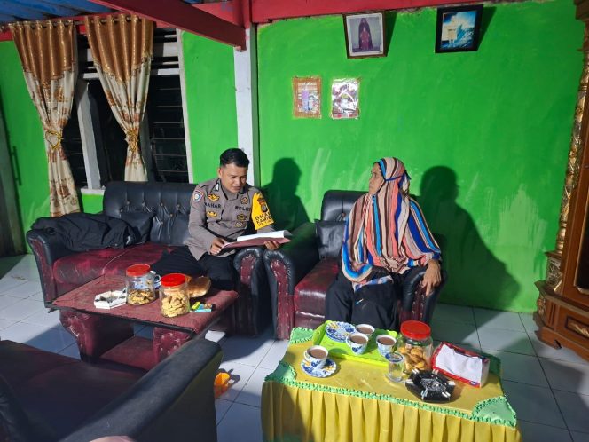
 Melihat dan Menyapa Warga di Desa Binaan, Bripka Saharuddin Rutinkan Sambang