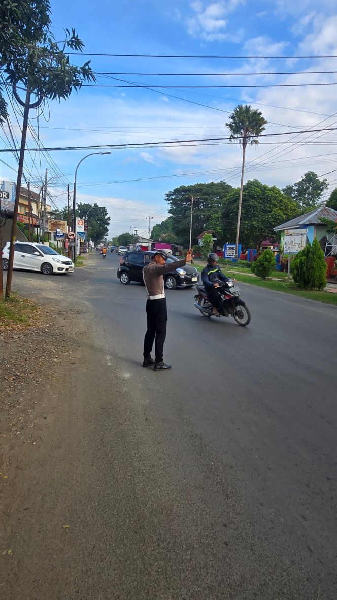 
 Pelayanan Pagi Jadi Prioritas, Unit Lantas Polsek Tanete Riattang Jaga Kelancaran Arus Lalu Lintas