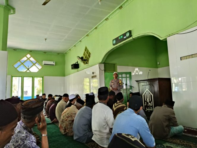 
 Lewat Mimbar Jumat, Bhabinkamtibmas Aiptu Muhammad Aras Patarai Ajak Warga Jaga Harkamtibmas