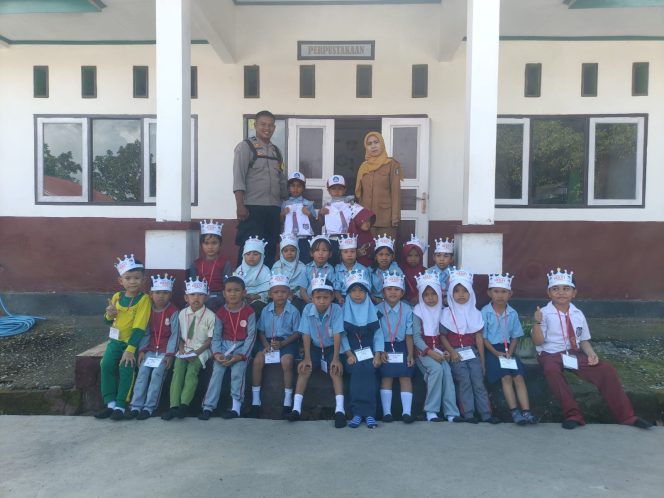 
 Aipda Hamdan Tunjukkan Kepedulian, Pantau Penyaluran Seragam Sekolah Gratis di Waetuwo dan Pallette