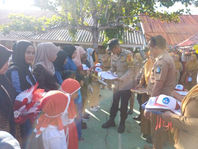 
 Bhabinkamtibmas Hadir Bersama Pemerintah, Penyaluran Seragam Gratis Beramal Berjalan Lancar di Bajoe