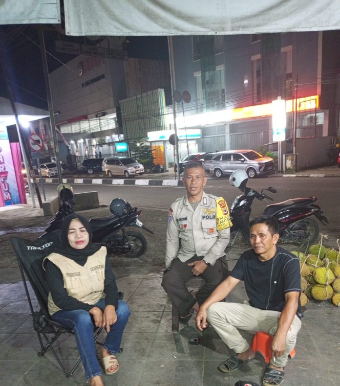 
 Sering Terlihat Keluar Malam Menyambangi Warga, Ternyata Ini Tugas Bripka Muh. Tachdir Sebagai Bhabinkamtibmas