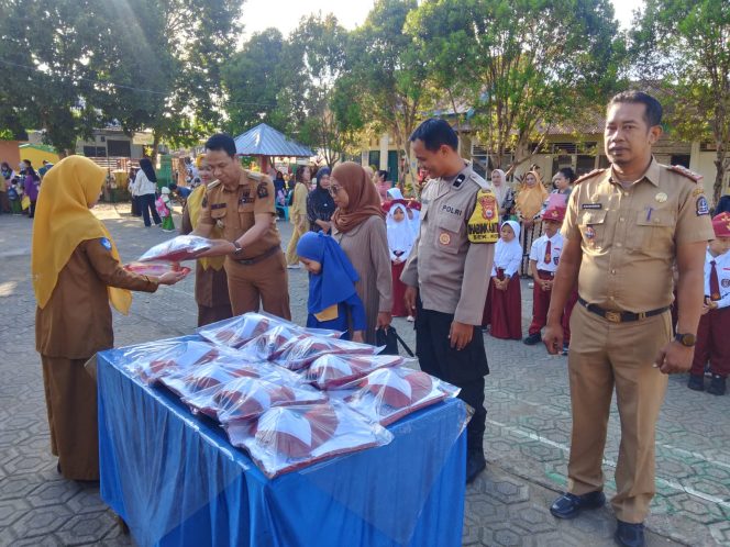 
 Polri Hadir untuk Pendidikan, Aipda Andi Masriadi Dampingi Penyaluran Seragam Gratis