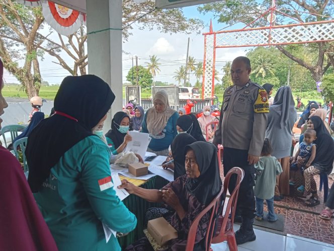 
 Polri Hadir Bersama Masyarakat, Bhabinkamtibmas Kawal Pelaksanaan Tracing TBC di Kelurahan Polewali