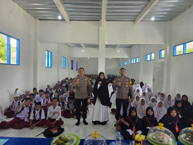 
 Tanamkan Karakter Positif, Polsek Tanete Riattang Sosialisasikan Bahaya Bullying kepada Siswa SMP Al Barqa