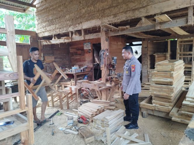 
 Menyapa Warga di Desa Binaan, Cara Bhabinkamtibmas ini Berbaur Bersama Warga Dalam Menjaga Kamtibmas Desa