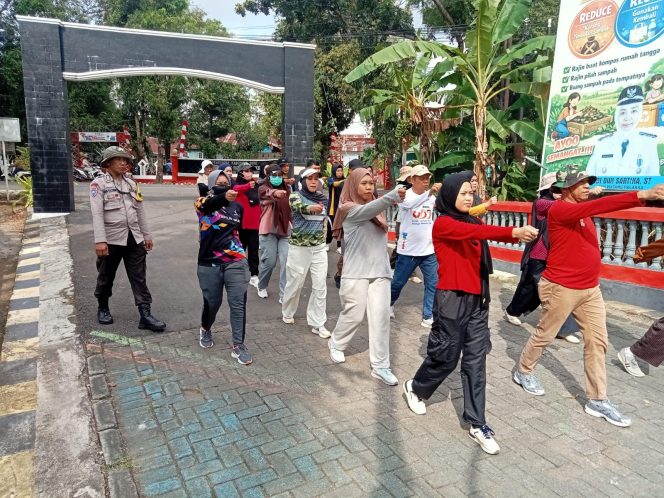 
 Bhabinkamtibmas Latih Tim Gerak Jalan, Wujud Dukungan Polri Sukseskan HUT Kemerdekaan RI ke-81