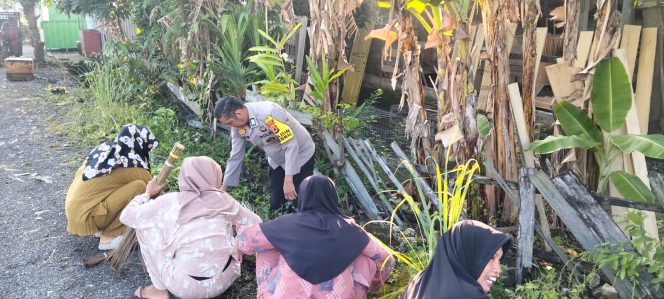 
 Gotong Royong Bersama Warga, Bripka Sultan Wujudkan Lingkungan Bersih dan Sehat