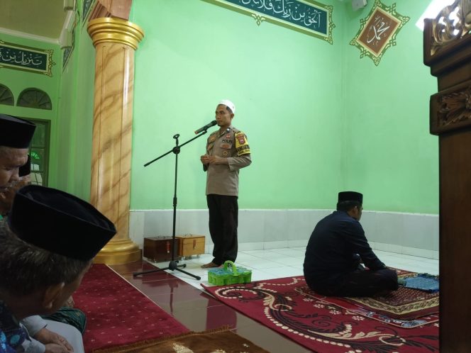 
 Shalat Jumat Jadi Momentum Bhabinkamtibmas Bangun Kepedulian Masyarakat terhadap Keamanan dan Kebersihan