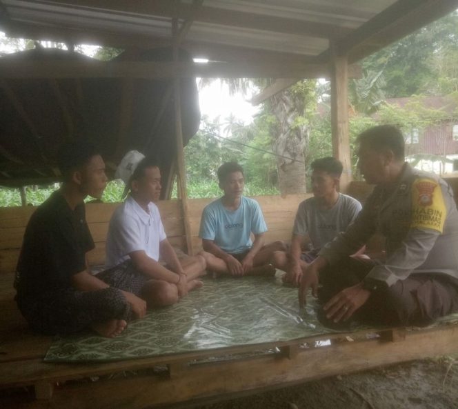 
 Bhabinkamtibmas Sampaikan Himbauan Kamtibmas kepada Remaja di Desa Binaannya