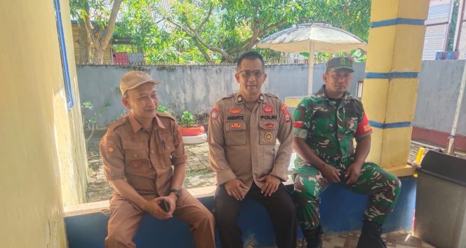 
 ‎Bhabinkamtibmas Polsek Cenrana Dan Babinsa Kompak Sambangi Kantor Desa Ajallasse