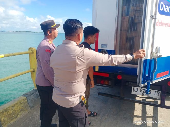 
 Turun Langsung Lakukan Pemeriksaan, Kapolsek Periksa Muatan Truck
