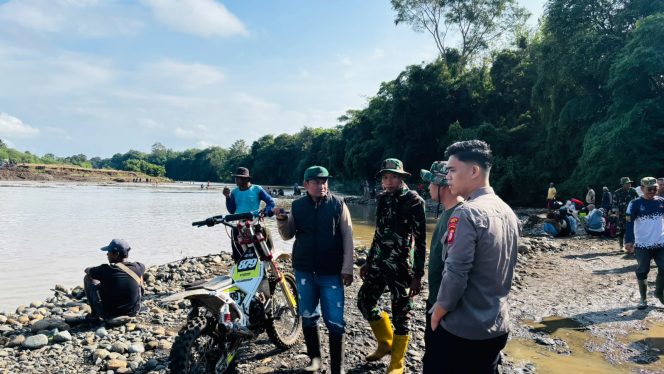 
 Anggota Polsek Ponre gerak cepat mendatangi TKP dugaan warga tenggelam dialiran sungai