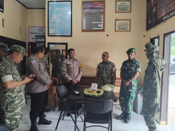 
 Pererat soliditas, Koramil rayakan HUT bhayangkara ke 80 bersama Polsek Ponre dengan membawa tumpeng
