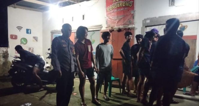 
 ‎Patroli Malam, Personel Polsek Cenrana Ajak Warga Jaga Kamtibmas