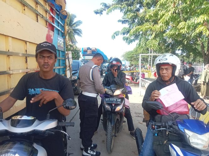 
 Keberangkatan Kapal , Personil Lakukan Pemeriksaan Di Pintu Masuk