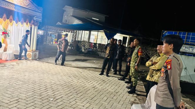 
 Hadir ditengah Masyarakat, anggota Polsek Ponre amankan hajatan pernikahan warga