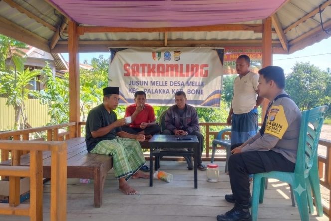
 Pastikan Kamtibmas Tetap Kondusif, Bhabinkamtibmas Aipda Armansyah Sambangi Pos Kamling
