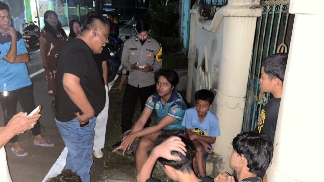 
 Kanit Binmas Polsek Palakka Aipda Rostan Lakukan Pendampingan Penjemputan Warga yang Mengalami Gangguan Kejiwaan