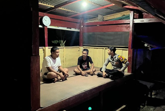 
 ‎Bhabinkamtibmas Tekankan Pentingnya Pos Kamling kepada Warga Desa