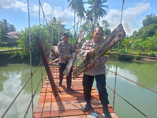 
 ‎Personel Polsek Awangpone Bersama Brimob Lanjutkan Rehabilitasi Jembatan Gantung di Desa Kading