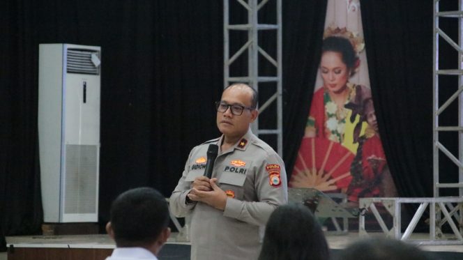 
 Ibadah Perdana Wakapolda Sulsel Bersama Personel Oikumene, Perkuat Iman dan Kebersamaan