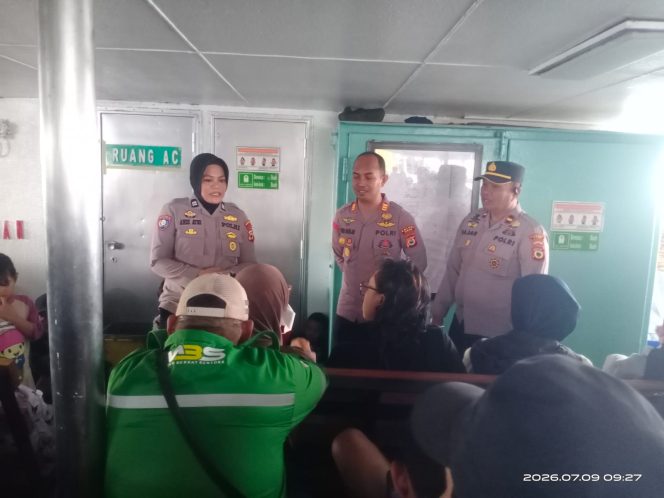 
 Berikan Himbauan Kamtibmas, Kapolsek Bertemu Dan Memantau Situasi Penumpang Diatas Kapal