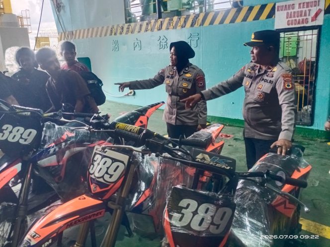 
 Turun Langsung Lakukan Pemeriksaan, Waka Polsek Periksa Muatan Dalam Kapal