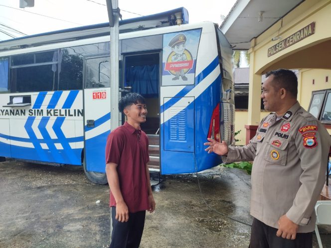 
 ‎Personel Polsek Cenrana Mendampingi Dan Mengarahkan Warga Di Layanan SIM Keliling