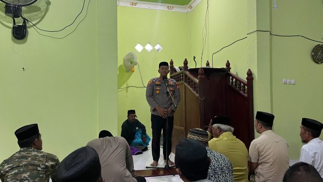 
 Camat Palakka Bersama Kapolsek Sampaikan Pesan Kamtibmas dan Sholat Jumat Berjamaah Bersama Warga Pasempe