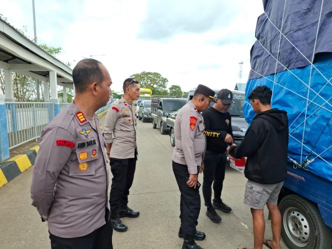 
 Periksa Muatan Truck, Cegah Penyelundupan Barang Illegal