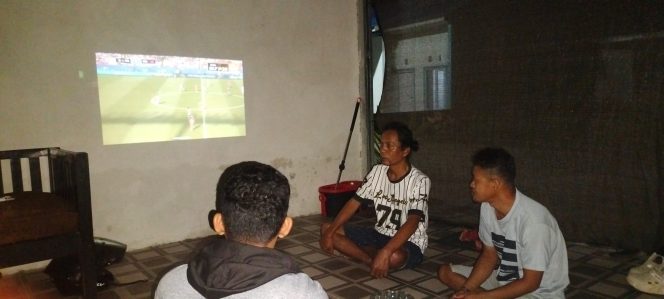 
 ‎Pendekatan Humanis, Polsek Cenrana Nobar Piala Dunia 2026 Bersama Warga