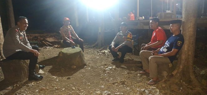 
 Anggota Polsek Palakka Bincang Ringan Bersama Warga, Jalin Keakraban dan Pererat Silaturahmi