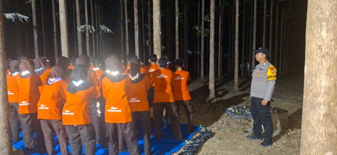 
 ‎Pastikan Kegiatan Perkemahan Berjalan Aman, Bhabinkamtibmas Desa Mico Lakukan Pemantauan