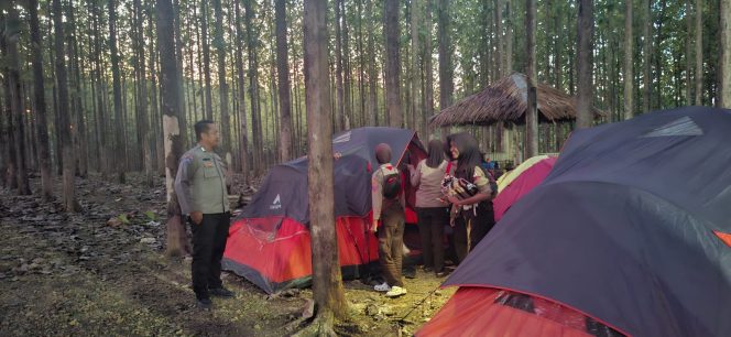 
 Bhabinkamtibmas Lakukan Pemantauan Perkemahan Pembekalan Jambore Nasional XII di Desa Mico