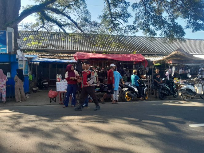 
 Kanit samapta Polsek Ulaweng Lakukan Pengaturan di Pasar Tradisional Tacipi