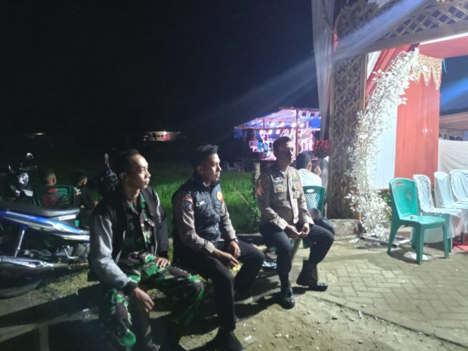 
 ‎Personel Polsek Awangpone Laksanakan Pengamanan Pesta Pernikahan di Desa Lattekko