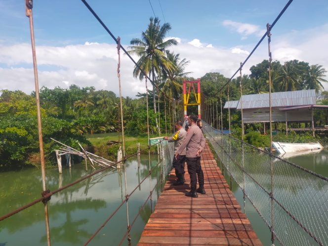 
 ‎Wakapolsek Awangpone Turut Ambil Bagian dalam Rehabilitasi Jembatan Gantung di Desa Kading Kecamatan Awangpone