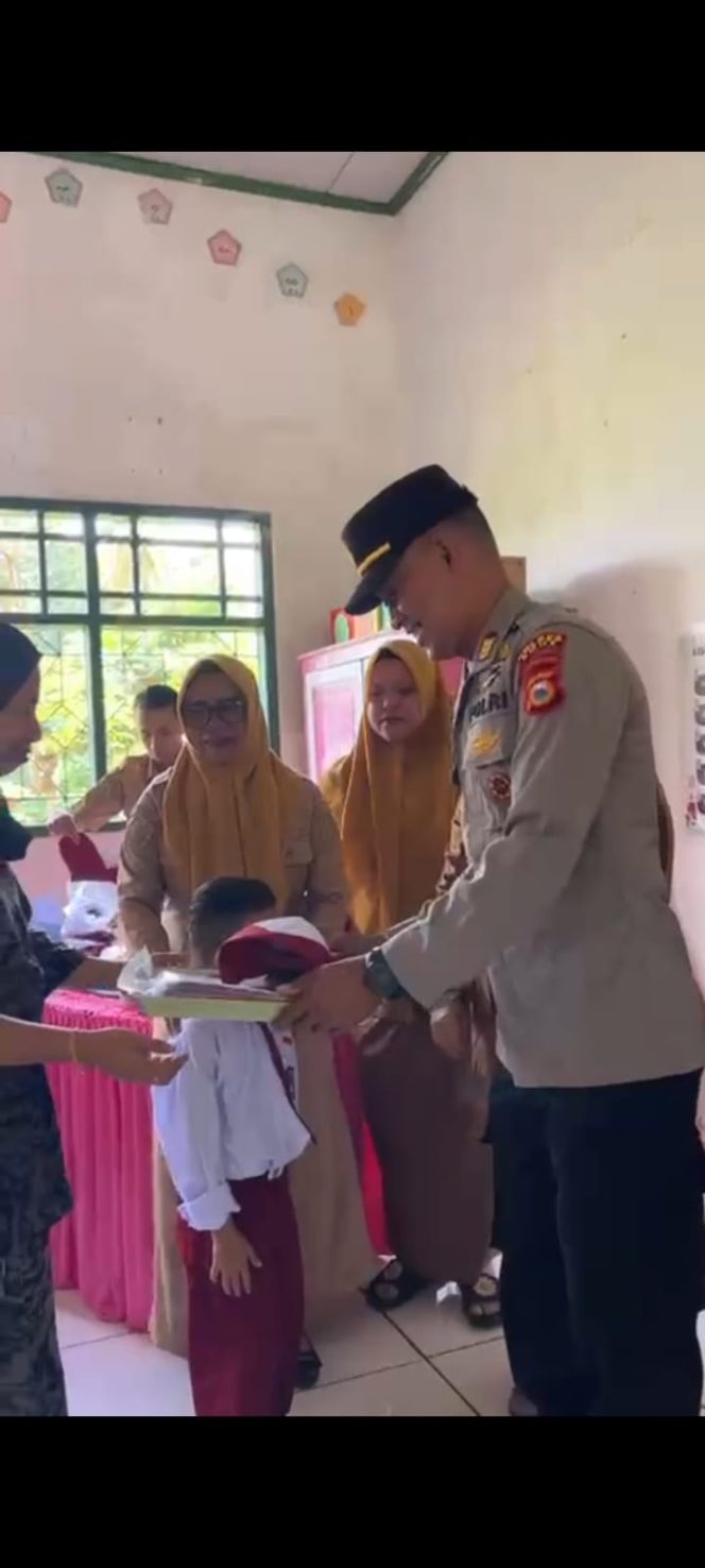 
 ‎Kapolsek Awangpone Pembagian Seragam Gratis bagi Siswa Baru SD di Kecamatan Awangpone