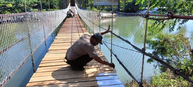 
 ‎Polsek Awangpone Melakukan pengecatan Jembatan Gantung di Desa Kading Bersama Brimob   
