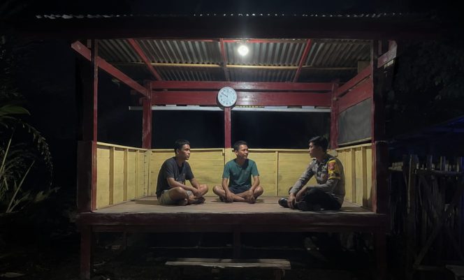 
 Sambangi Pos Kamling di Desa Tirong, Bhabinkamtibmas Sampaikan Pesan Kamtibmas kepada Warga