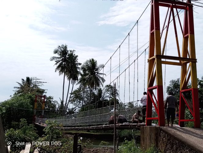 
 Wakapolsek Awangpone Turut dalam Rehabilitasi Jembatan Gantung di Desa Kading Kecamatan Awangpone